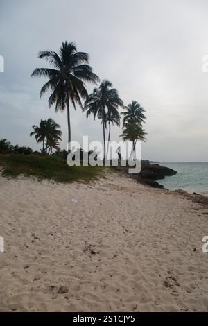 Die Bany Beach Bay mit unberührtem karibischem Wasser in Guardalavaca, Provinz Hoguin, Kuba Stockfoto
