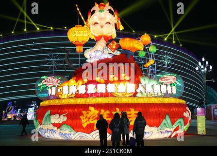 Yinchuan, China. 1. Januar 2025. Die Bürger genießen die Laternen in Yinchuan, der Hauptstadt der autonomen Region Ningxia Hui im Nordwesten Chinas am Neujahrstag 2025. Quelle: Yu Jing/China News Service/Alamy Live News Stockfoto