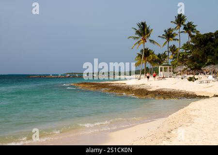 Die Bany Beach Bay mit unberührtem karibischem Wasser in Guardalavaca, Provinz Hoguin, Kuba Stockfoto