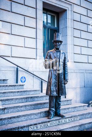 New York, NY USA - 26. Oktober 2017: Abraham Lincoln Bronzestatue auf der vorderen Treppe des New York Historical Society Museum in New York City. Stockfoto