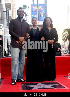 Los Angeles, Usa. Dezember 2024. Die Schauspielerin Kerry Washington (Mitte) posiert mit Tyler Perry und Shonda Rhimes auf dem Hollywood Walk of Fame in Hollywood. Quelle: SOPA Images Limited/Alamy Live News Stockfoto