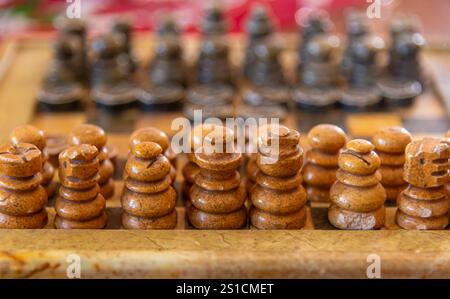 Schachfiguren auf einem Steinbrett. Stockfoto