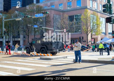 New Orleans, LA, USA - 2. Januar 2025: Verschärfte Sicherheitsmaßnahmen mit Polizei, gepanzertem Polizeifahrzeug der Louisiana State Police und Menschenmassen machten sich auf den Weg zum Superdome in der Poydras Street, kurz vor dem Sugar Bowl und einen Tag nachdem der Terroristenwagen in die Menschenmenge auf der Bourbon Street gepflügt hatte und dabei mindestens 14 Menschen tötete Stockfoto