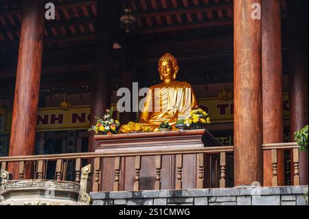 Große buddhistische goldene Buddha-Statue im Tempel an der Long-Son-Pagode in Nha Trang in Asien. Nha Trang, Vietnam - 18. Juli 2024 Stockfoto