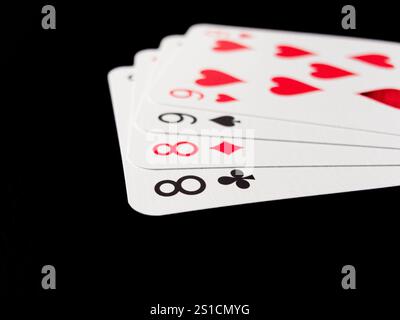 Vier Spielkarten mit den Zahlen 8, 9. Die Karten sind hintereinander angeordnet. Pokerkarten Stockfoto