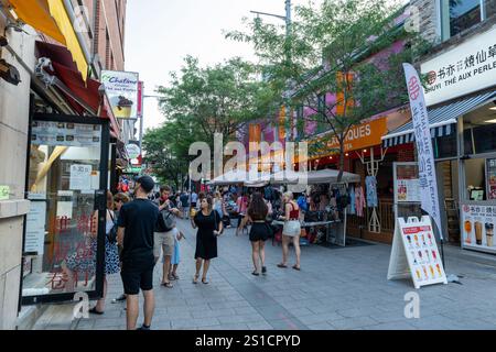 Montreal, Quebec, Kanada - 11. August 2021 : Straßenblick auf Montreals Chinatown. De la Gauchetiere Street. Stockfoto