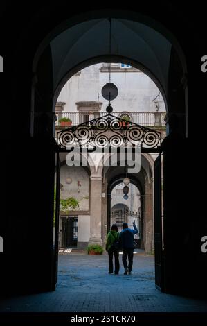 Blick auf den Innenhof der Kirche Santa Maria della Pace mit ein paar Touristen, Via Tribunali, Neapel Stockfoto