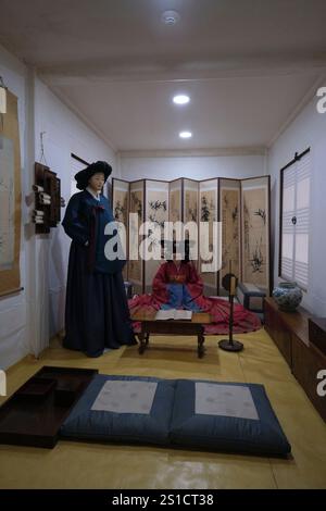 Schaufensterpuppen, Figuren der königlichen Familie, die ein Beispiel traditioneller Kleidung tragen. Im Unhyeongung Royal Residence Museum in Seoul, Südkorea. Stockfoto