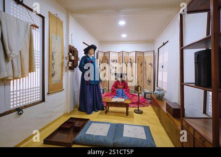 Schaufensterpuppen, Figuren der königlichen Familie, die ein Beispiel traditioneller Kleidung tragen. Im Unhyeongung Royal Residence Museum in Seoul, Südkorea. Stockfoto