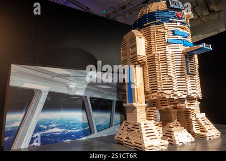 R2 R2-D2 Artoo Droid Robot Holzmodell aus dem berühmten Science Fiction Star Wars Movie in San Diego Kalifornien US Balboa Park Comic Con Museum Seitenansicht Stockfoto