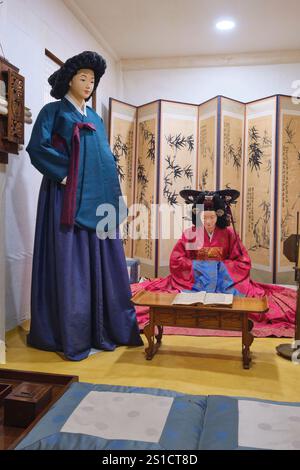 Schaufensterpuppen, Figuren der königlichen Familie, die ein Beispiel traditioneller Kleidung tragen. Im Unhyeongung Royal Residence Museum in Seoul, Südkorea. Stockfoto