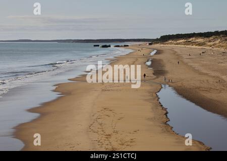 Saint Palais Sur Mer, Frankreich. März 2021. La plage de la Grande Côte (der große Küstenstrand) am Atlantik und seine Bunker aus dem Zweiten Weltkrieg (im Hintergrund) sind in Saint-Palais-Sur-Mer zu sehen. (Foto: Apolline Guillerot-Malick/SOPA Images/SIPA USA) Credit: SIPA USA/Alamy Live News Stockfoto