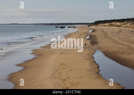 La plage de la Grande Côte (der große Küstenstrand) am Atlantik und seine Bunker aus dem Zweiten Weltkrieg (im Hintergrund) sind in Saint-Palais-Sur-Mer zu sehen. Stockfoto