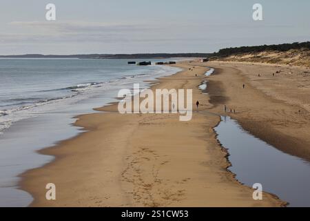 Saint-Palais-Sur-Mer, Frankreich. März 2021. La plage de la Grande CÃ (der große Küstenstrand) am Atlantik und seine Bunker aus dem Zweiten Weltkrieg (im Hintergrund) sind in Saint-Palais-sur-Mer zu sehen. (Credit Image: © Apolline Guillerot-Malick/SOPA Images via ZUMA Press Wire) NUR REDAKTIONELLE VERWENDUNG! Nicht für kommerzielle ZWECKE! Stockfoto