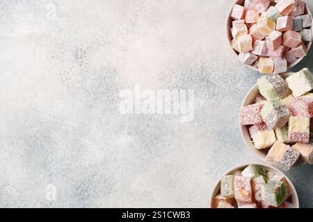Köstliche Auswahl türkischer Delikatessen in Schüsseln auf einer hellen Oberfläche Stockfoto