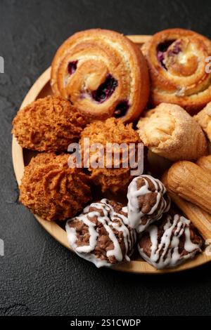 Köstliche Auswahl an Backwaren auf einer Holzplatte mit verschiedenen Texturen und Aromen Stockfoto