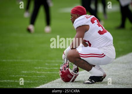 Tampa, Florida, USA. Dezember 2024 31. Alabama Linebacker Jeremiah Alexander (35) vor einem NCAA-Football-Spiel zwischen den Michigan Wolverines und Alabama Crimson Tide im Raymond James Stadium in Tampa, Florida. Mike Janes/CSM/Alamy Live News Stockfoto