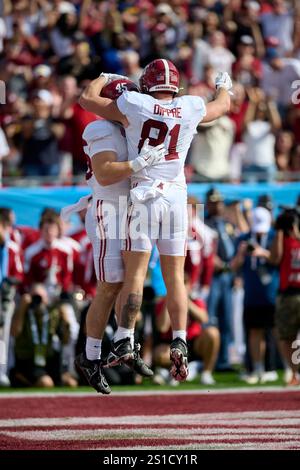 Tampa, Florida, USA. Dezember 2024 31. Alabama Tight End Robbie Ouzts (45) feiert mit CJ Dippre (81), nachdem er während eines NCAA-Fußballspiels zwischen den Michigan Wolverines und Alabama Crimson Tide im Raymond James Stadium in Tampa, Florida, einen Touchdown erzielt hat. Mike Janes/CSM(Bild: © Mike Janes/Cal Sport Media). Quelle: csm/Alamy Live News Stockfoto