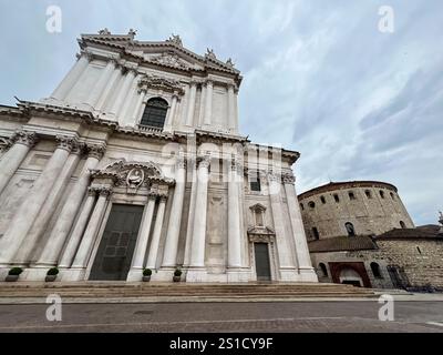 Stadtzentrum von Brescia. Alte und neue Kathedralen, Duomo Vecchio und Duomo Nuovo, Italien Stockfoto