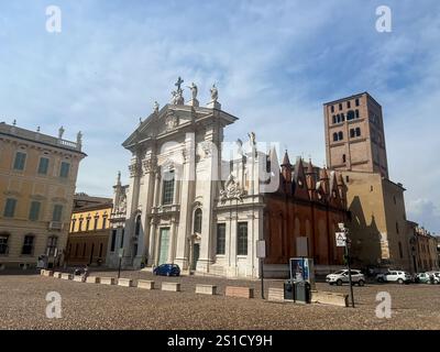 Kathedrale San Pietro apostolo, der wichtigste Ort des Gottesdienstes in Mantua, Italien Stockfoto