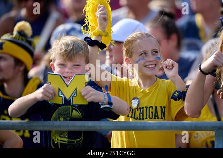 Tampa, Florida, USA. Dezember 2024 31. Junge Fans aus Michigan jubelten bei einem NCAA-Fußballspiel zwischen den Michigan Wolverines und Alabama Crimson Tide im Raymond James Stadium in Tampa, Florida. Mike Janes/CSM/Alamy Live News Stockfoto