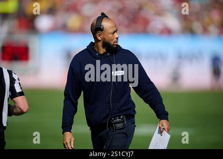 Tampa, Florida, USA. Dezember 2024 31. Michigans Trainer Lamar Morgan während eines NCAA-Fußballspiels zwischen den Michigan Wolverines und Alabama Crimson Tide im Raymond James Stadium in Tampa, Florida. Mike Janes/CSM/Alamy Live News Stockfoto