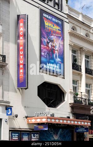 London, Großbritannien - 14. Juli 2021: Außenansicht des Adelphi Theatre on the Strand mit Werbeschildern für Back to the Future Musical Show Stockfoto