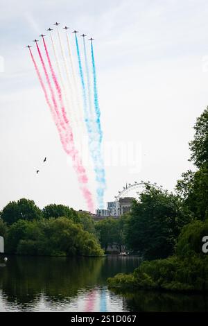 Aktenfoto vom 05/20 der Royal Air Force Rote Pfeile, die während einer Fliege zum 75. Jahrestag des VE Day über das London Eye und den St James's Park im Zentrum Londons vorbeiziehen. Die Royal British Legion hat Veteranen des Zweiten Weltkriegs dringend aufgefordert, sich für die Gedenkfeier zum 80. Jahrestag des VE Day und des VJ Day in diesem Jahr anzumelden. Der Siegestag in Europa (VE) fand am 8. Mai 1945 statt, während der Siegestag über Japan (VJ) am 15. August 1945 stattfand, was den Krieg beendete. Ausgabedatum: Freitag, 3. Januar 2025. Stockfoto