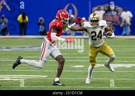Notre Dame Fighting Irish Running Back Jadarian Price (24) hält Georgia Bulldogs Defensivverteidiger Daniel Harris (7) während des Allstate Sugar Bowl am Donnerstag, den 2. Januar 2025 in New Orleans vor. Louisiana. Notre Dame besiegt Georgia mit 23:10. (Kirk Meche/Bild des Sports) Stockfoto