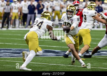 Notre Dame Fighting Irish Quarterback Riley Leonard (13) übergibt den Ball an Running Back Jadarian Price (24) während des Allstate Sugar Bowl am Donnerstag, den 2. Januar 2025 in New Orleans. Louisiana. Notre Dame besiegt Georgia mit 23:10. (Kirk Meche/Bild des Sports) Stockfoto