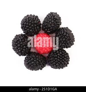 Blume aus jujujube farbenen Kugeln auf weißem Hintergrund Stockfoto