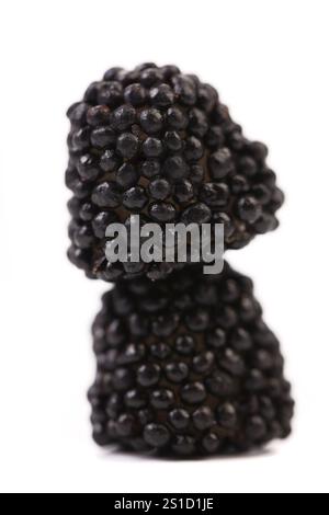 Stapel jujube farbige Kugeln auf weißem Hintergrund Stockfoto
