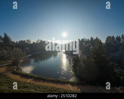 Die Winterlandschaft ohne Schnee des Podzamecky-Teichs im Pruhonice-Park am Stadtrand von Prag, Tschechische Republik, 31. Dezember 2024. (CTK Photo/Libo Stockfoto