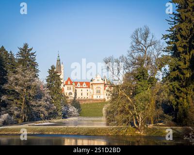 Die Winterlandschaft ohne Schnee des Schlosses Pruhonice und des Teichs Podzamecky im Park Pruhonice am Stadtrand von Prag, Tschechische Republik, Dezember 31, Stockfoto