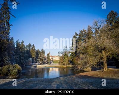 Die Winterlandschaft ohne Schnee des Schlosses Pruhonice und des Teichs Podzamecky im Park Pruhonice am Stadtrand von Prag, Tschechische Republik, Dezember 31, Stockfoto