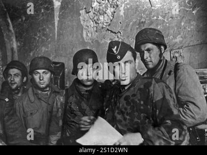 MONTE CASSINO, ITALIEN - März 1944 - Deutsche Fallschirmjäger der 3. FJR 'Grüne Teufel' der Wermacht während der Schlacht von Monte Cassino, die war Stockfoto