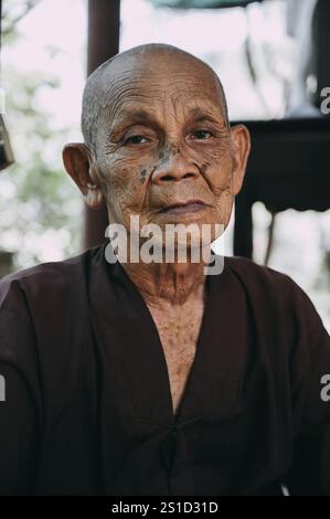 Porträt eines älteren vietnamesischen buddhistischen Mönchs in einer Pagode in Asien. Nha Trang, Vietnam - 08. August 2024 Stockfoto