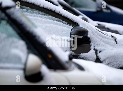 München, Deutschland. Januar 2025. Schnee liegt auf geparkten Autos am Straßenrand im Stadtzentrum. Quelle: Sven Hoppe/dpa/Alamy Live News Stockfoto