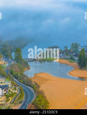 Am frühen Morgen Luftlandung mit Nebel über Terrigal Lagoon und Strand an der Central Coast, NSW, Australien. Stockfoto