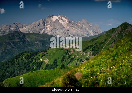 Blick vom Passo Giau in den italienischen Dolomiten auf den berühmten Gipfel der Marmolada. Stockfoto