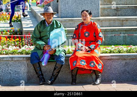 Mongolische Leute in traditioneller Kleidung Stockfoto