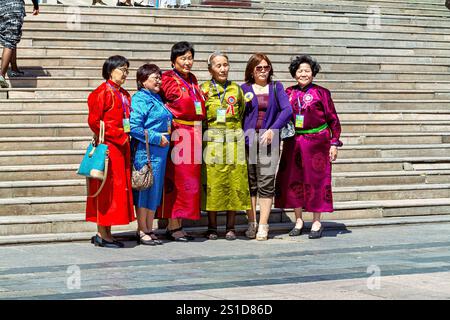 Mongolische Leute in traditioneller Kleidung Stockfoto