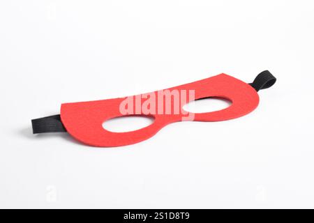 Rote Heldenmaske isoliert auf weißem Hintergrund. Stockfoto