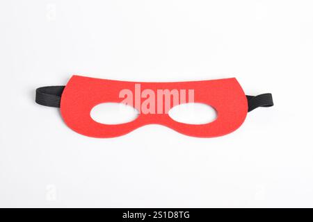 Rote Heldenmaske isoliert auf weißem Hintergrund. Stockfoto