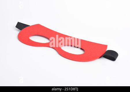 Rote Heldenmaske isoliert auf weißem Hintergrund. Stockfoto