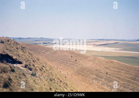 Mit der Unterschrift „Hill Fort nahe Warminster“, Wiltshire, England, UK 1976 entweder Battlesbury Camp oder Scratchbury Camp Stockfoto