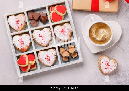 Eine bezaubernde Auswahl an Süßigkeiten in Herzform, die ordentlich in einer Schachtel angeordnet sind, perfekt für Geschenke oder Feiern am Valentinstag Stockfoto