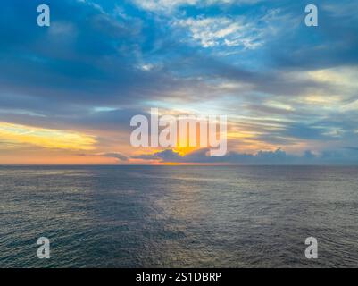 Das Zusammenspiel von Nebel und hohen Wolken verleiht dieser Küstensonnenaufgangsszene am Avoca Beach an der Central Coast von New South Wales, Au, eine zauberhafte Note Stockfoto