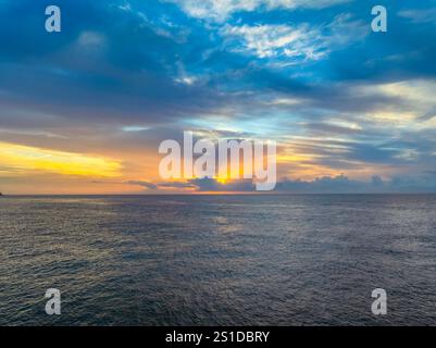 Das Zusammenspiel von Nebel und hohen Wolken verleiht dieser Küstensonnenaufgangsszene am Avoca Beach an der Central Coast von New South Wales, Au, eine zauberhafte Note Stockfoto