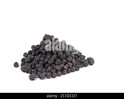 Getrocknete Aronia-Beeren auf weißem Hintergrund Stockfoto